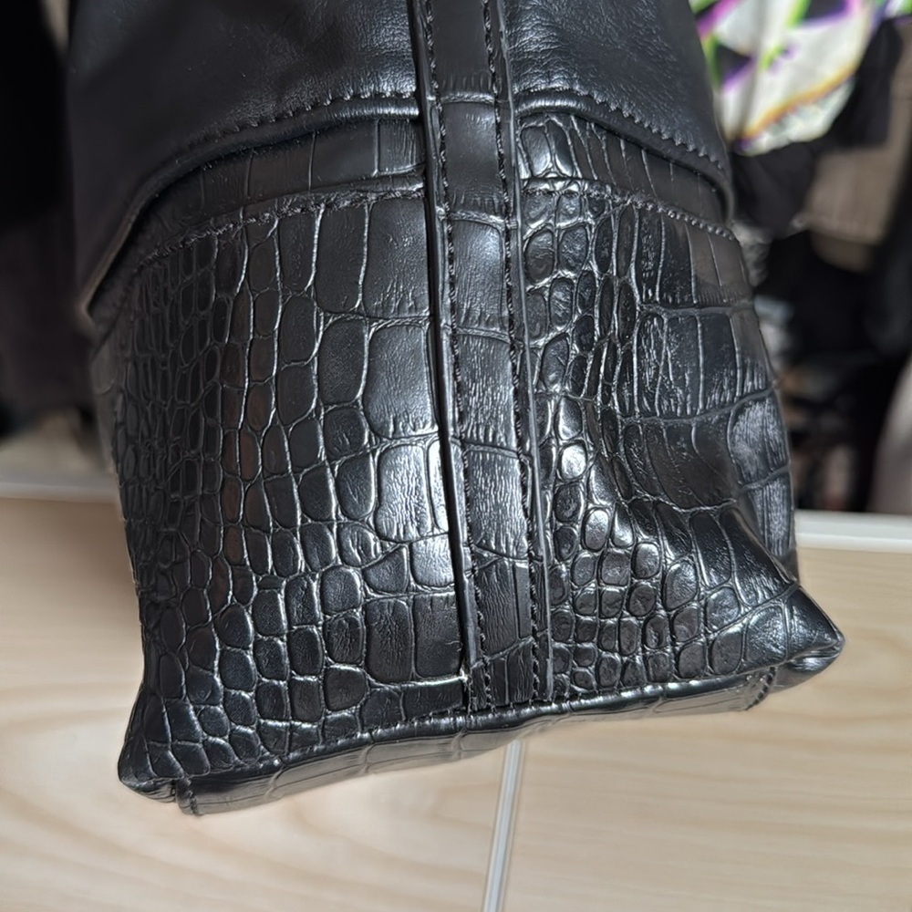 Simply Vera Vera Wang Black Leather Tote with Croc-Texture Trim - Picture 12 of 13